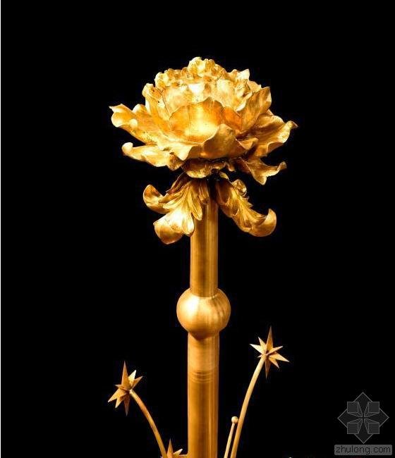 城堡顶端的金色牡丹造型