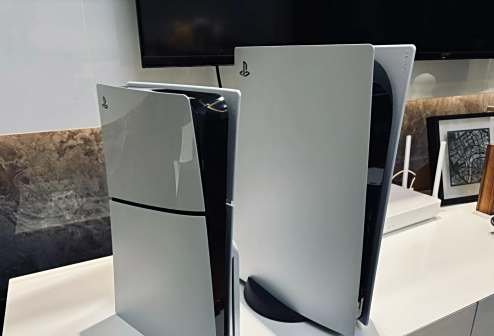 PS5(轻薄版)(左)对比PS5